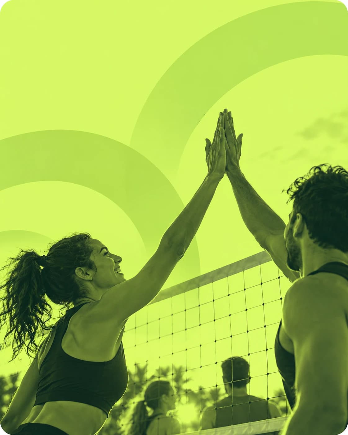 Dois jogadores batendo a mão no alto, sobre a rede de vôlei